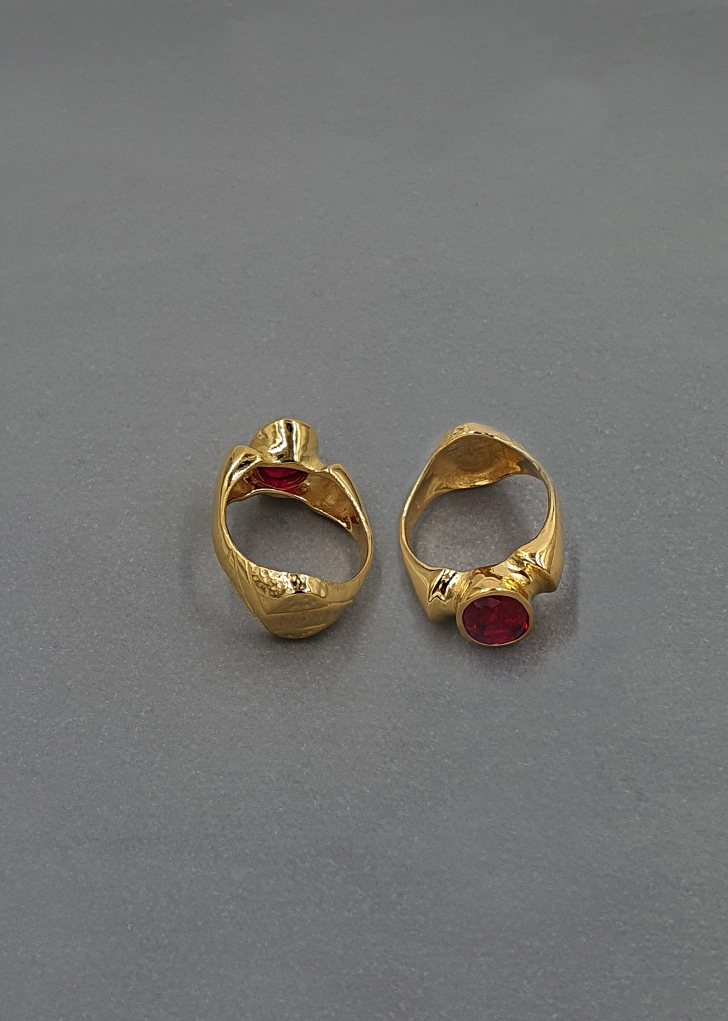 Secretly sealed Ring